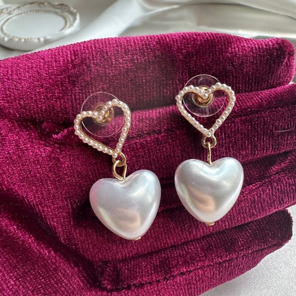 Zara Pearl Heart Earrings
Zircon - Picture 1 of 8